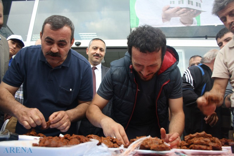 Karadeniz’in çeşitli bölgelerinden işlerini bırakıp, Köksal Kardeşler firmasının Canik’teki mağazasına eğlenmeye gelen ustalar